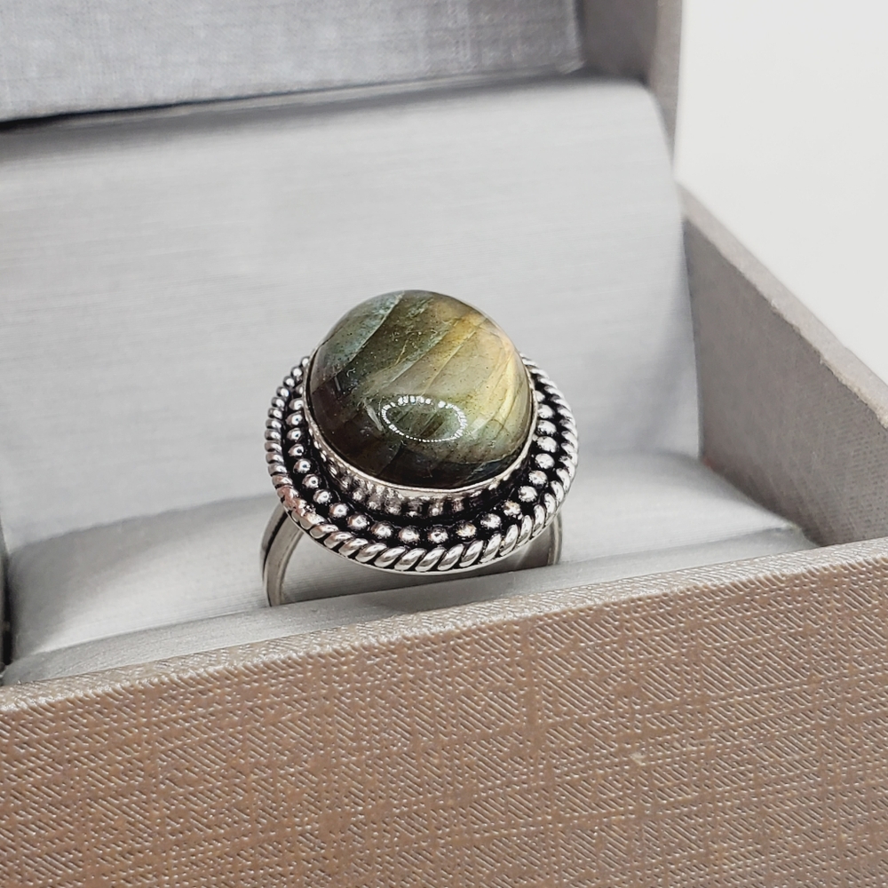 Labradorite Ring - Picture 3 of 7